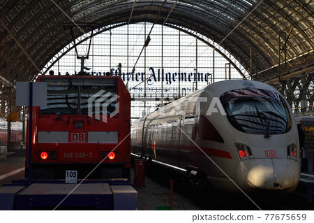 ICE 和電力機車停靠在法蘭克福中央車站(德國) ICE 和電力機車停靠在法蘭克福中央車站(德國) 77675659