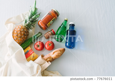 A bird's-eye view of the ingredients on the table and the eco bag 77676011