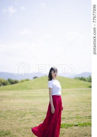 在公園散步的女人 在公園散步的女人 77677896