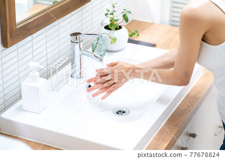 中間女人洗手 中間女人洗手 77678824