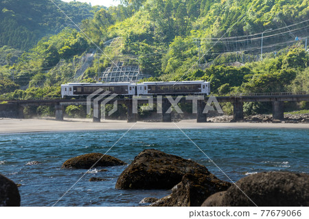 Nichinan Line Limited Express Umisachi Yamasachi crossing the iron bridge of the Hosoda River in a sandstorm soaring in the blue sea, fresh greenery and sandy beach Nichinan Line Limited Express Umisachi Yamasachi crossing the iron bridge of the Hosoda River in a sandstorm soaring in the blue sea, fresh greenery and sandy beach 77679066