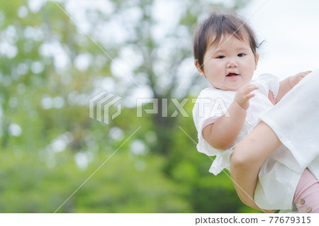 Baby hug green background 77679315