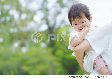 Baby hug green background 77679316