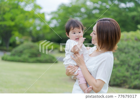 Baby hug green background 77679317