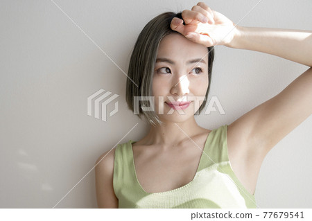 感覺陽光刺眼的女人的畫像 77679541