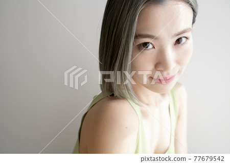 灰頭髮顏色的女人 77679542