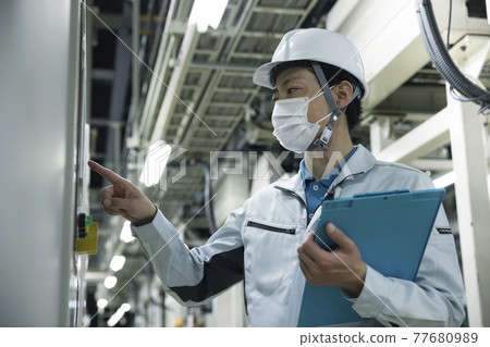 戴面罩的男工視察工廠 指點確認 77680989