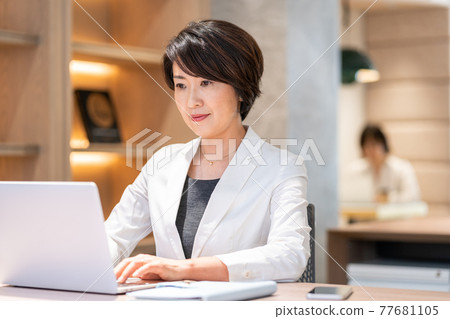Career woman working in the office shooting cooperation "+ SHIFT NOGIZAKA" Career woman working in the office shooting cooperation "+ SHIFT NOGIZAKA" 77681105
