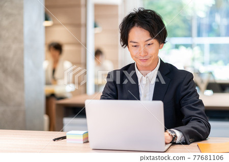 Young man working in the office shooting cooperation "+ SHIFT NOGIZAKA" Young man working in the office shooting cooperation "+ SHIFT NOGIZAKA" 77681106