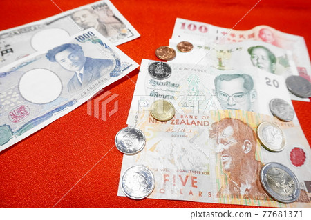 貨幣、日元和外幣、紙幣和硬幣、現金 貨幣、日元和外幣、紙幣和硬幣、現金 77681371