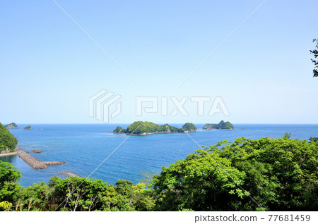 從赤崎展望台眺望赤野島【三重縣北室區紀北町】 從赤崎展望台眺望赤野島【三重縣北室區紀北町】 77681459