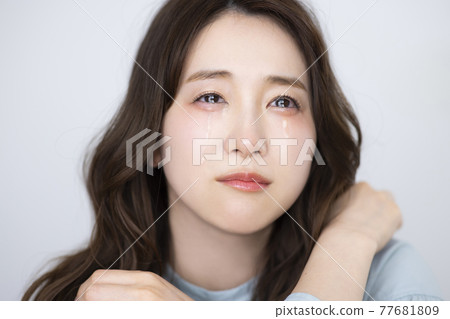 哭泣的女人眼淚 77681809