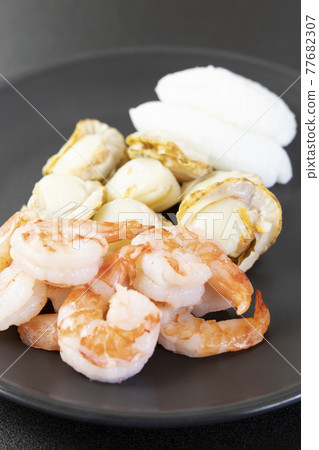 Assorted seafood, scallops, shrimp, squid 77682307