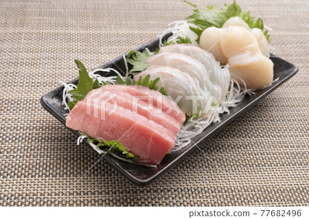 Three-point assortment of sashimi 77682496