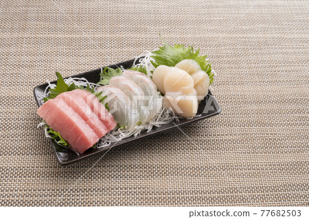 Three-point assortment of sashimi 77682503