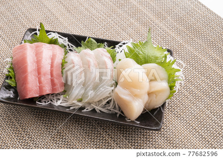 Three-point assortment of sashimi 77682596