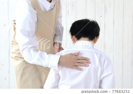 支持她不適的兒子的母親 77683252