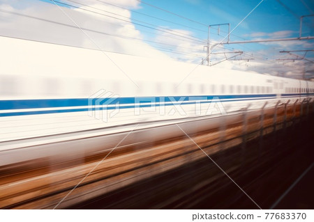 從傳統線路的窗口看到的新幹線 77683370