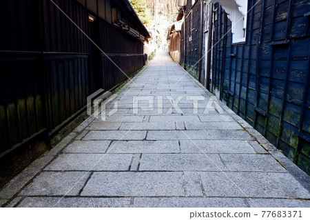 古老街道上的狹窄小巷 古老街道上的狹窄小巷 77683371