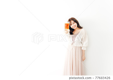 年輕女子用水壺敬酒 年輕女子用水壺敬酒 77683426