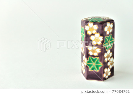 秋葉和花卉牙籤架 77684761