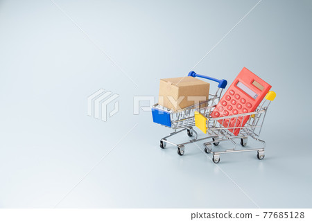 購物車、計算器和紙箱購物圖片 77685128