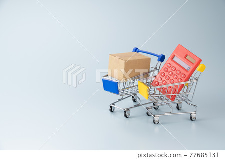 購物車、計算器和紙箱購物圖片 購物車、計算器和紙箱購物圖片 77685131
