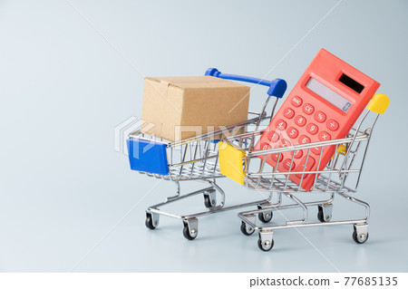 購物車、計算器和紙箱購物圖片 購物車、計算器和紙箱購物圖片 77685135