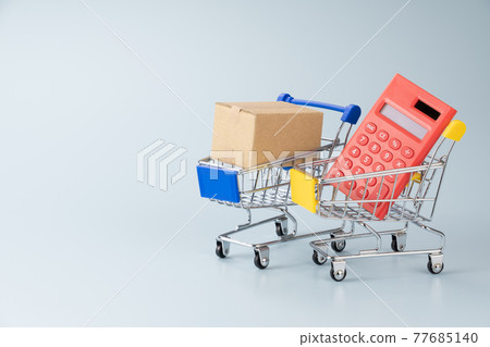 購物車、計算器和紙箱購物圖片 購物車、計算器和紙箱購物圖片 77685140