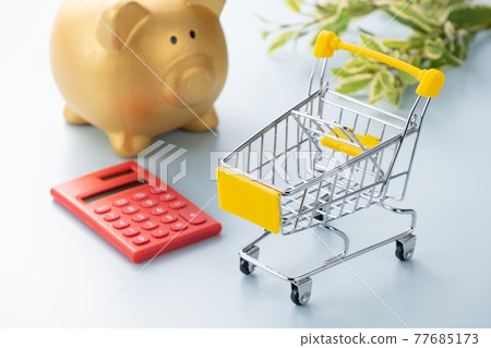 購物車、金豬存錢罐和計算器的圖像照片 77685173