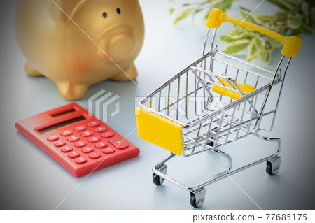 購物車、金豬存錢罐和計算器的圖像照片 77685175
