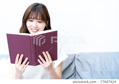 讀在沙發的一位小姐 77687824