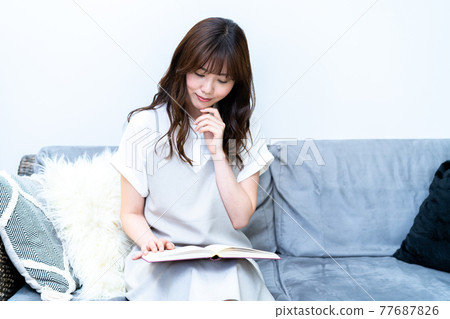 讀在沙發的一位小姐 讀在沙發的一位小姐 77687826