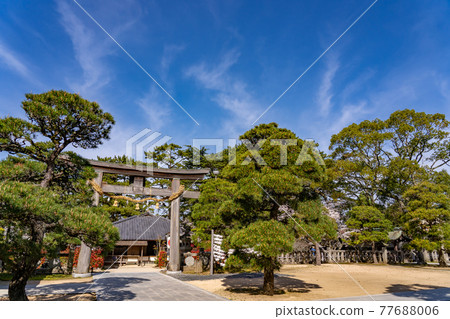 View Shokasonjuku from the torii gate of Shoin Shrine in Hagi City, Yamaguchi Prefecture 77688006