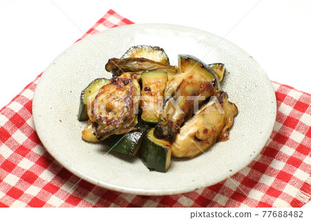 炒牡蠣、蒸牡蠣和西葫蘆配大蒜黃油和醬油 炒牡蠣、蒸牡蠣和西葫蘆配大蒜黃油和醬油 77688482