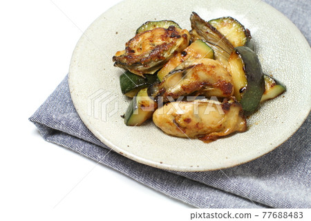 炒牡蠣、蒸牡蠣和西葫蘆配大蒜黃油和醬油 炒牡蠣、蒸牡蠣和西葫蘆配大蒜黃油和醬油 77688483