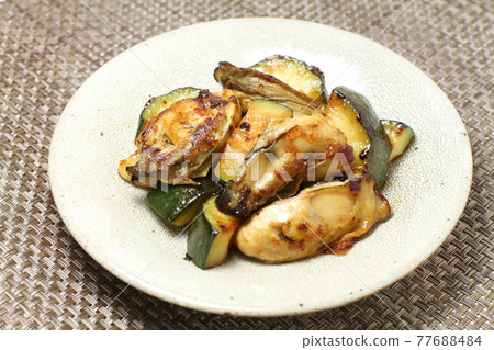 炒牡蠣、蒸牡蠣和西葫蘆配大蒜黃油和醬油 77688484
