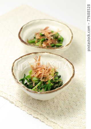 Two small bowls of spinach Two small bowls of spinach 77688528