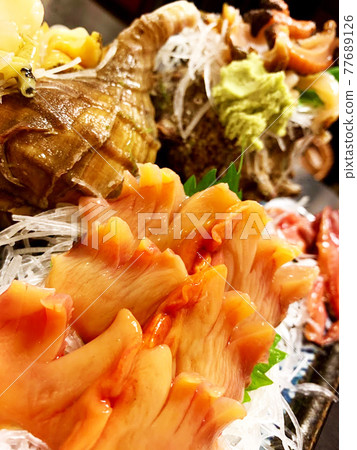 Fresh and vivid ark shells and whelk shells 77689126