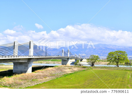 View toward Iiyama Chuobashi / Chikuma River Kijimadaira Village (Iiyama City, Nagano Prefecture) [2020.4] 77690611