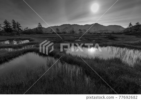 初秋時從庫禪別沼原眺望石狩山脈(黑白版) 初秋時從庫禪別沼原眺望石狩山脈(黑白版) 77692682