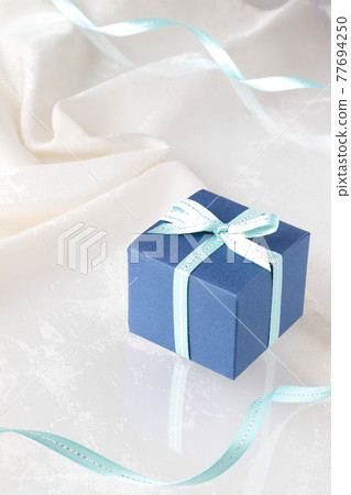 Blue ribbon gift 77694250