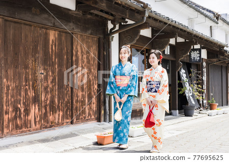一位穿著和服的年輕女子在女性旅行中觀光[杵築市] 77695625