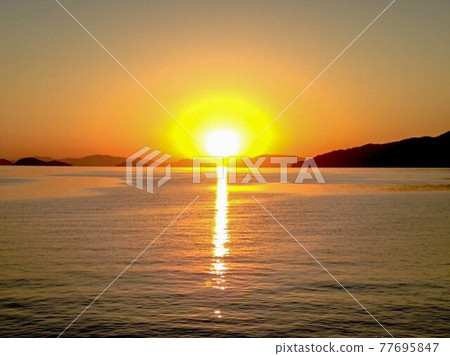 Beautiful sunset over the sea Beautiful sunset over the sea 77695847