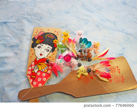 Battledore and Sapindaceae seed feathers and beaded teddy bear Battledore and Sapindaceae seed feathers and beaded teddy bear 77696000