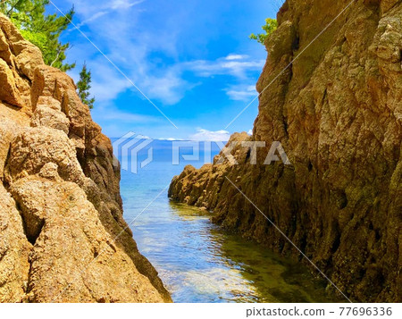 An island floating in the refreshing sky and the sea 77696336