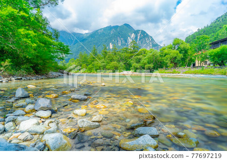 夏季的上高地 穗高山脈和梓川 長野縣 照片素材 圖片 圖庫