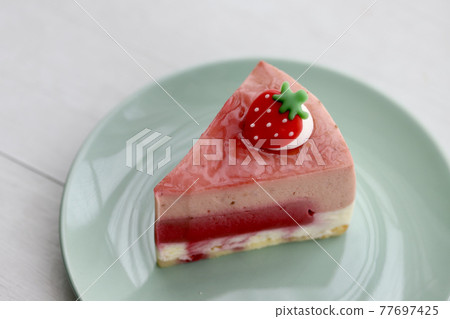 可愛的慕斯蛋糕,上面覆蓋著草莓巧克力 可愛的慕斯蛋糕,上面覆蓋著草莓巧克力 77697425