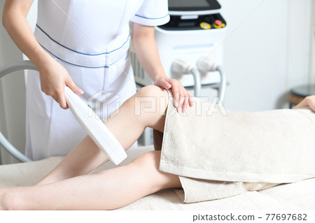 接受腿部脫毛的年輕女性 77697682