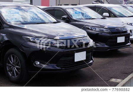 Cars lined up at dealers Toyota Harrier 77698882